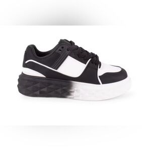 WANTED JET PLATFORM BLACK & WHITE SNEAKERS NEW IN BOX
